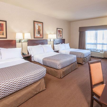 Ramada By Wyndham Drumheller Hotel & Suites Buitenkant foto
