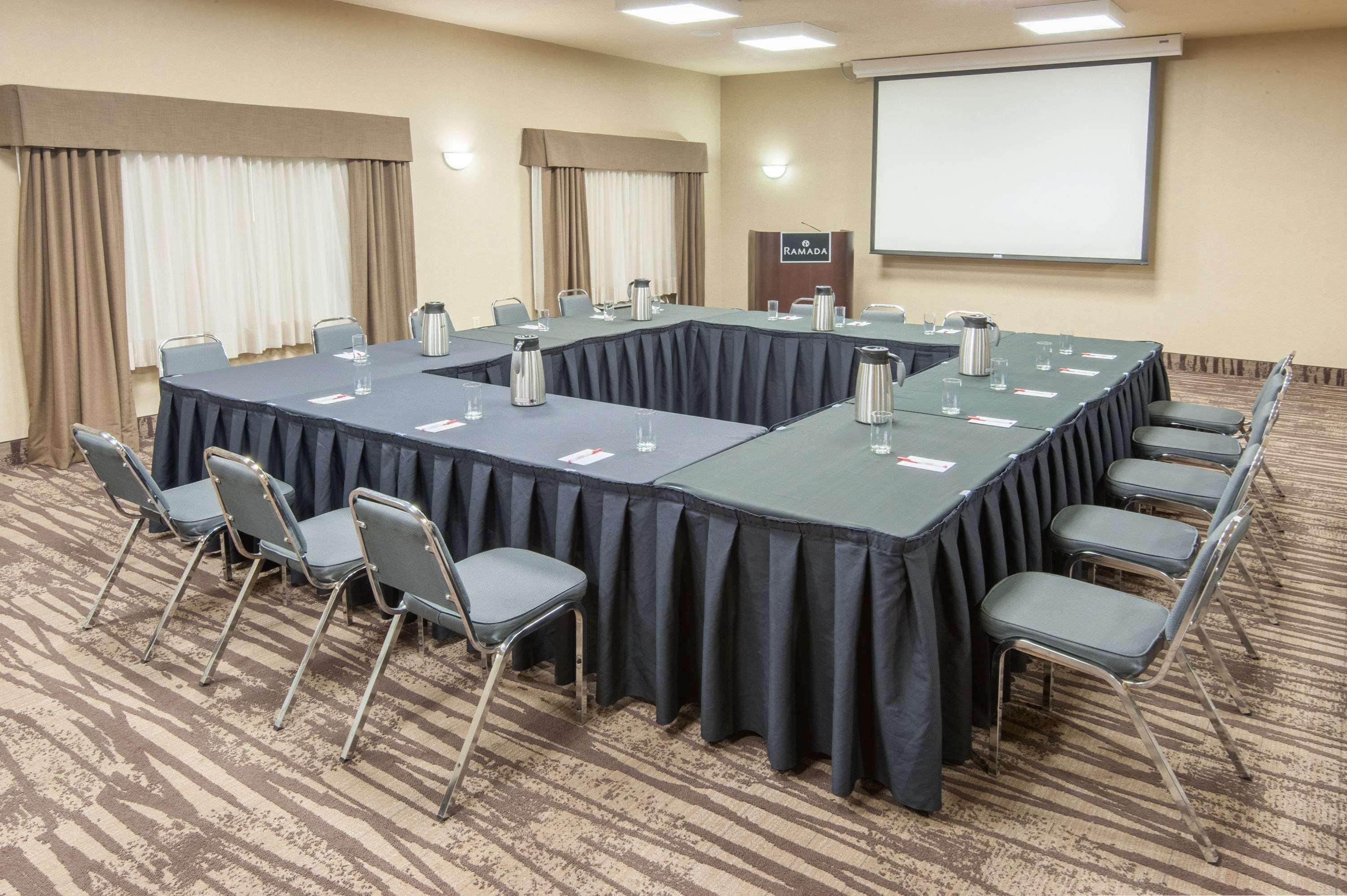 Ramada By Wyndham Drumheller Hotel & Suites Buitenkant foto